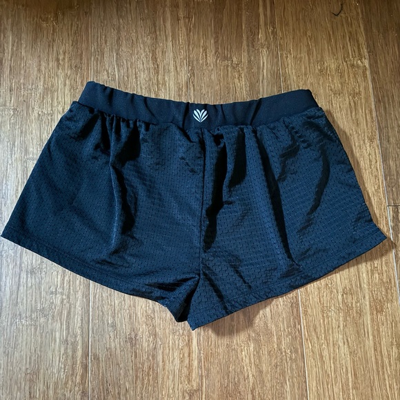 🌟FREE🌟NWOT Forever 21 Black Mesh Athletic Running Shorts Women’s - Picture 2 of 4